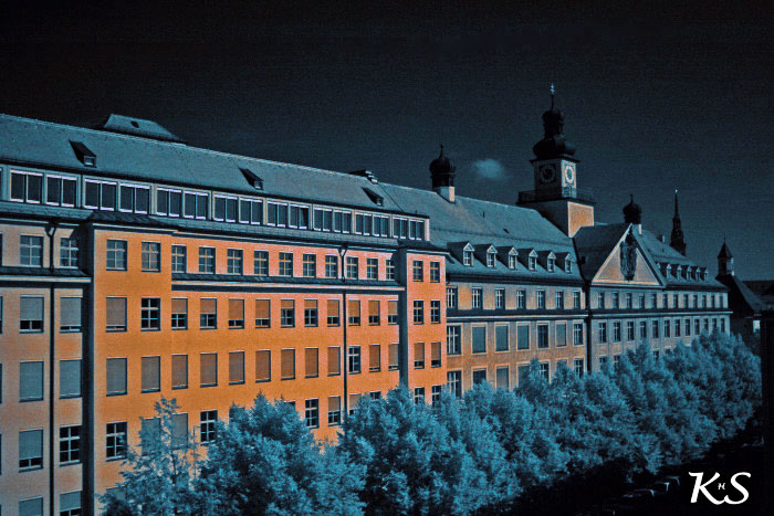 FLIR building thermogram showing insulation performance and heat loss