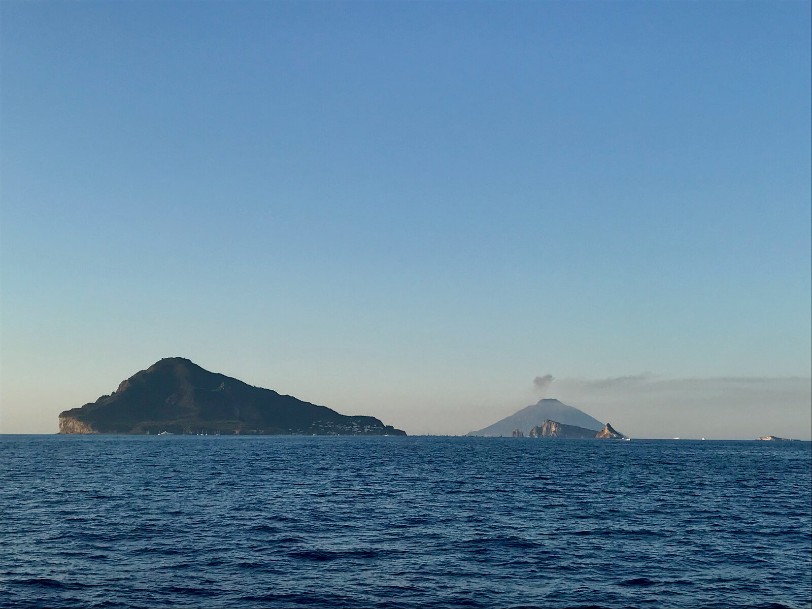 Isole Eolie viste dal mare con Stromboli sullo sfondo