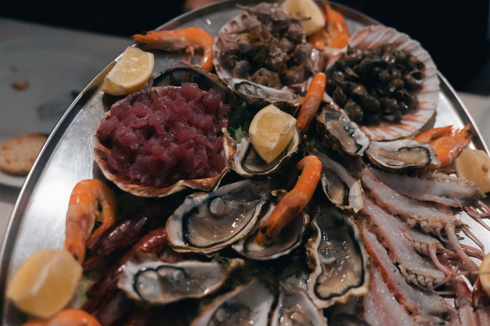 Piatto di pesce e crudi di mare