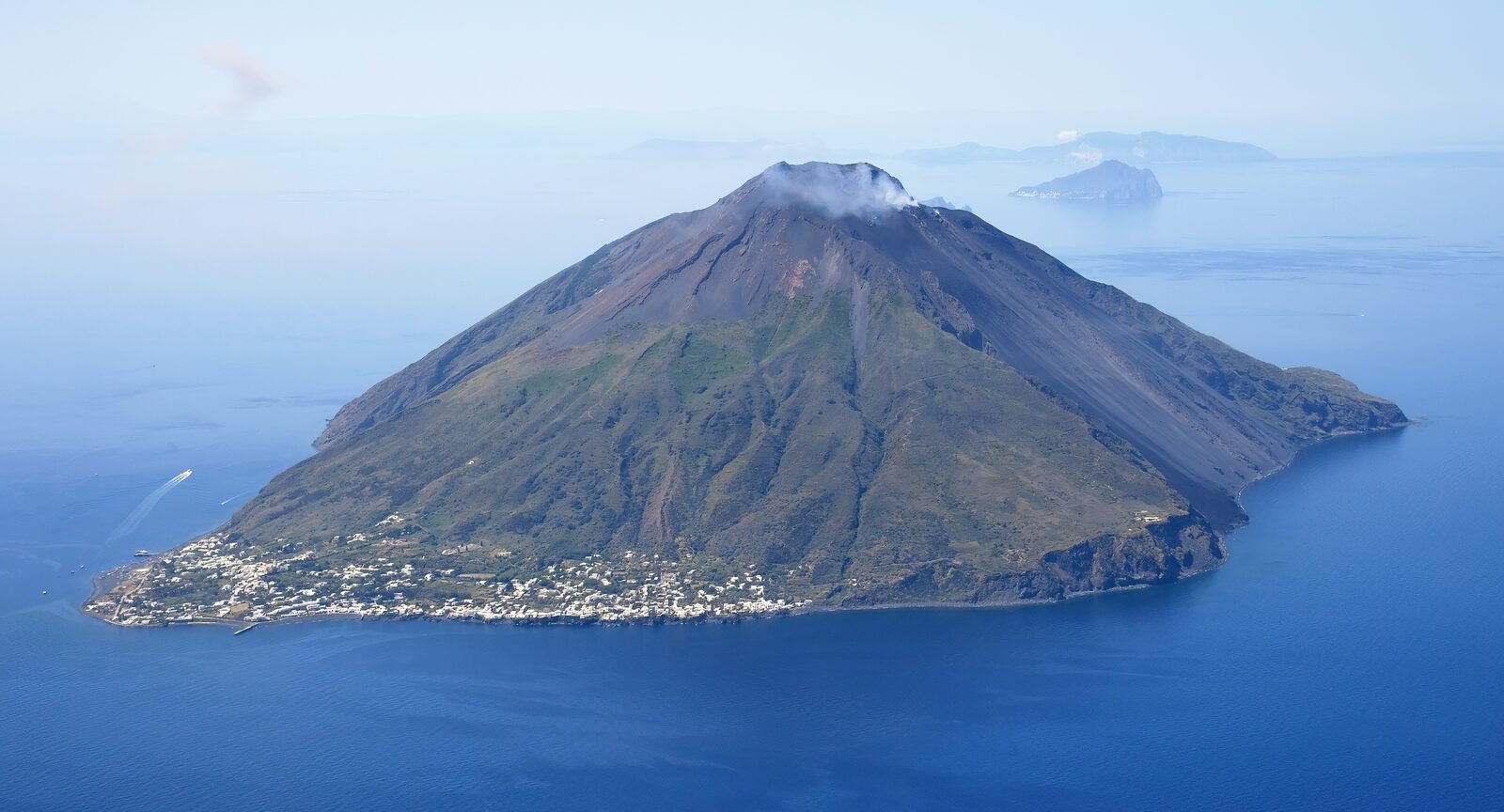 Vista aerea di Stromboli e delle Isole Eolie