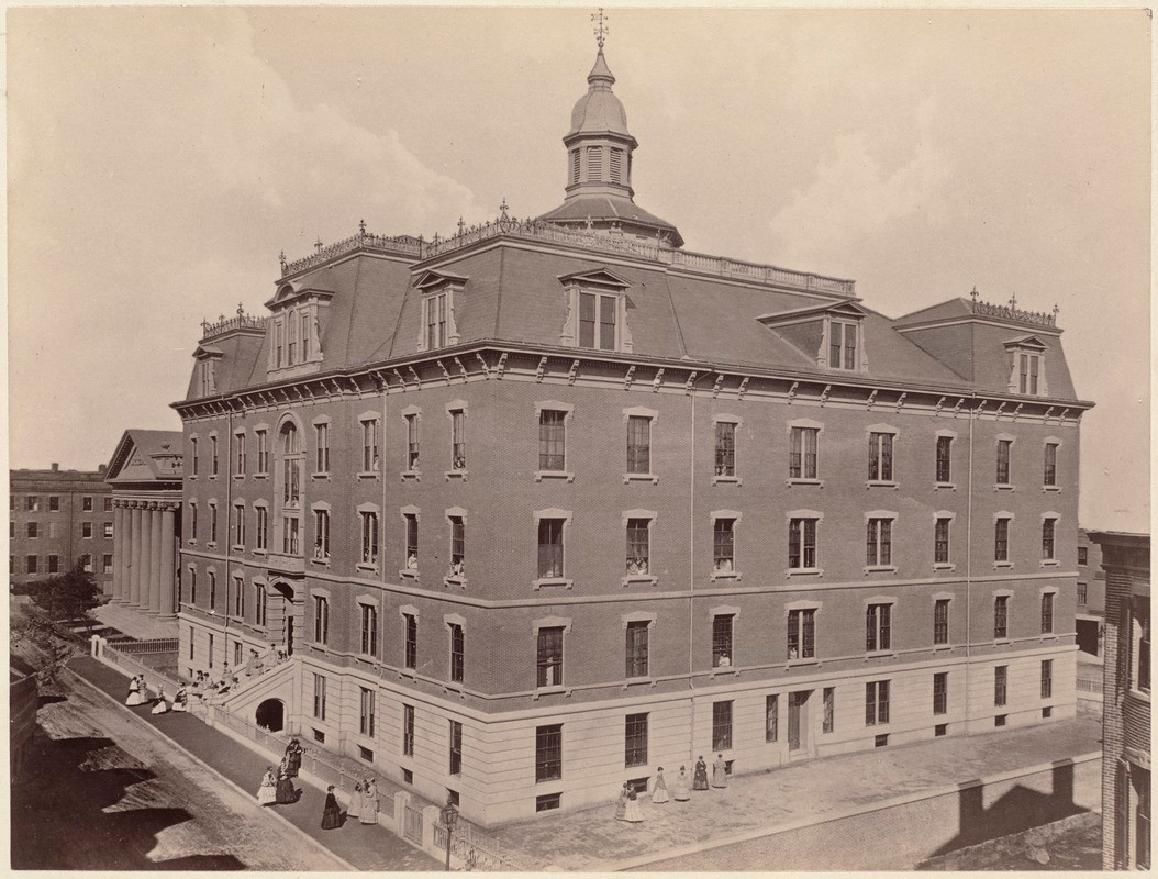 The new building at 75 Newton Street was designed to accommodate roughly 1,000 students. The facilities included 8 classrooms, 15 recitation rooms, 3 studios, 1 hall, and laboratories for chemical, physical, and botanical science.