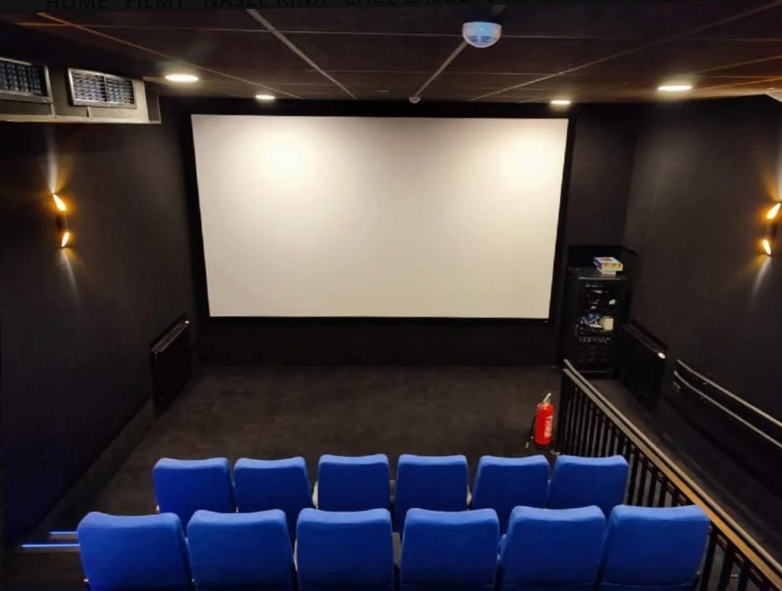 sala kinowa, widok z górnego rzędu na ekran kinowy i przestrzeń przed nim