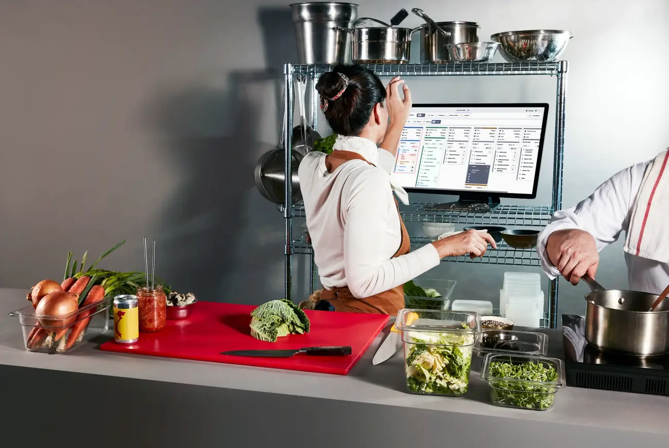 Kitchen Display mit laufenden Bestellungen in der Küche