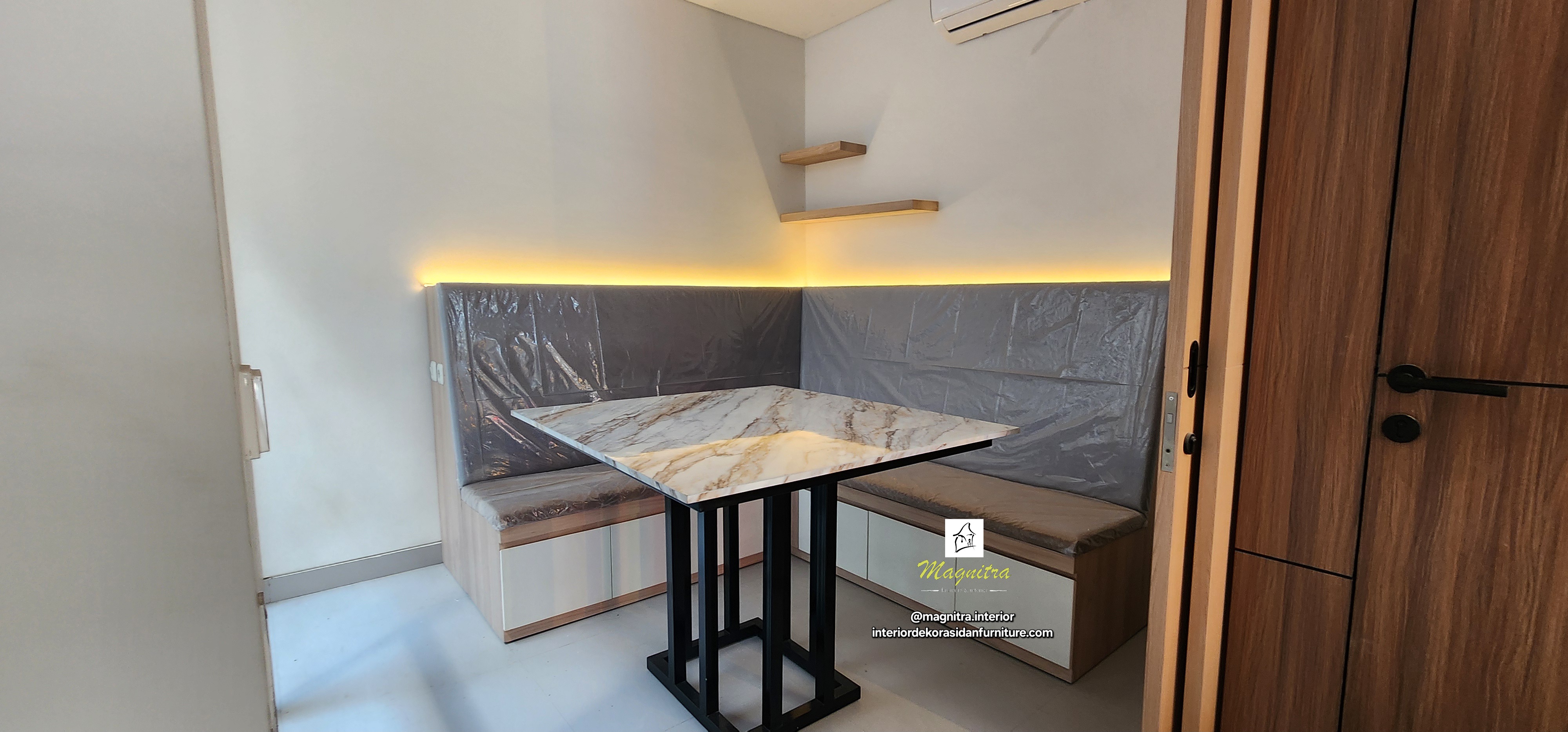 Interior ruang makan ala cafe.