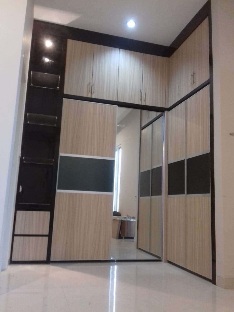 Interior lemari pakaian