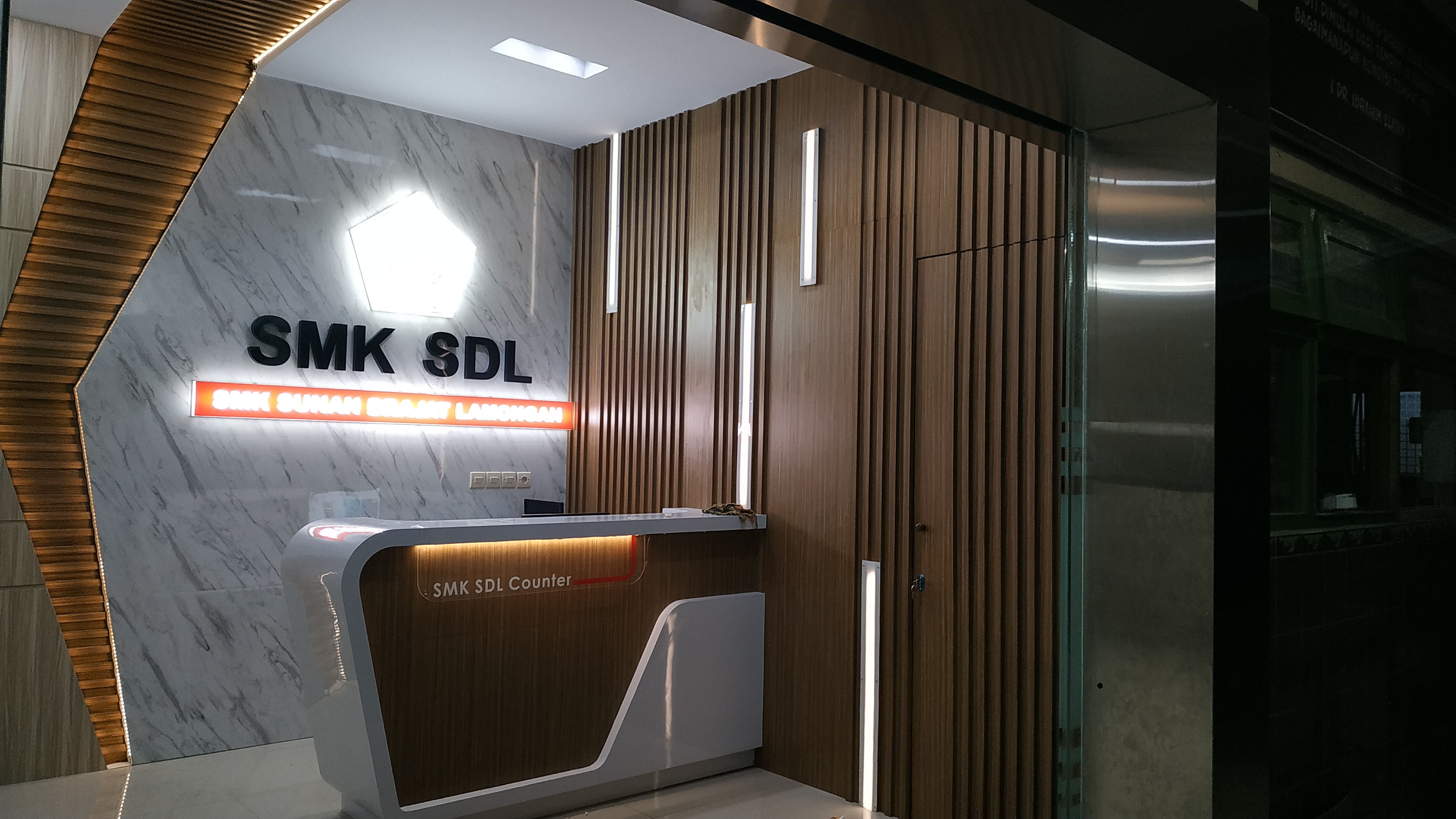 Interior lobby sekolah