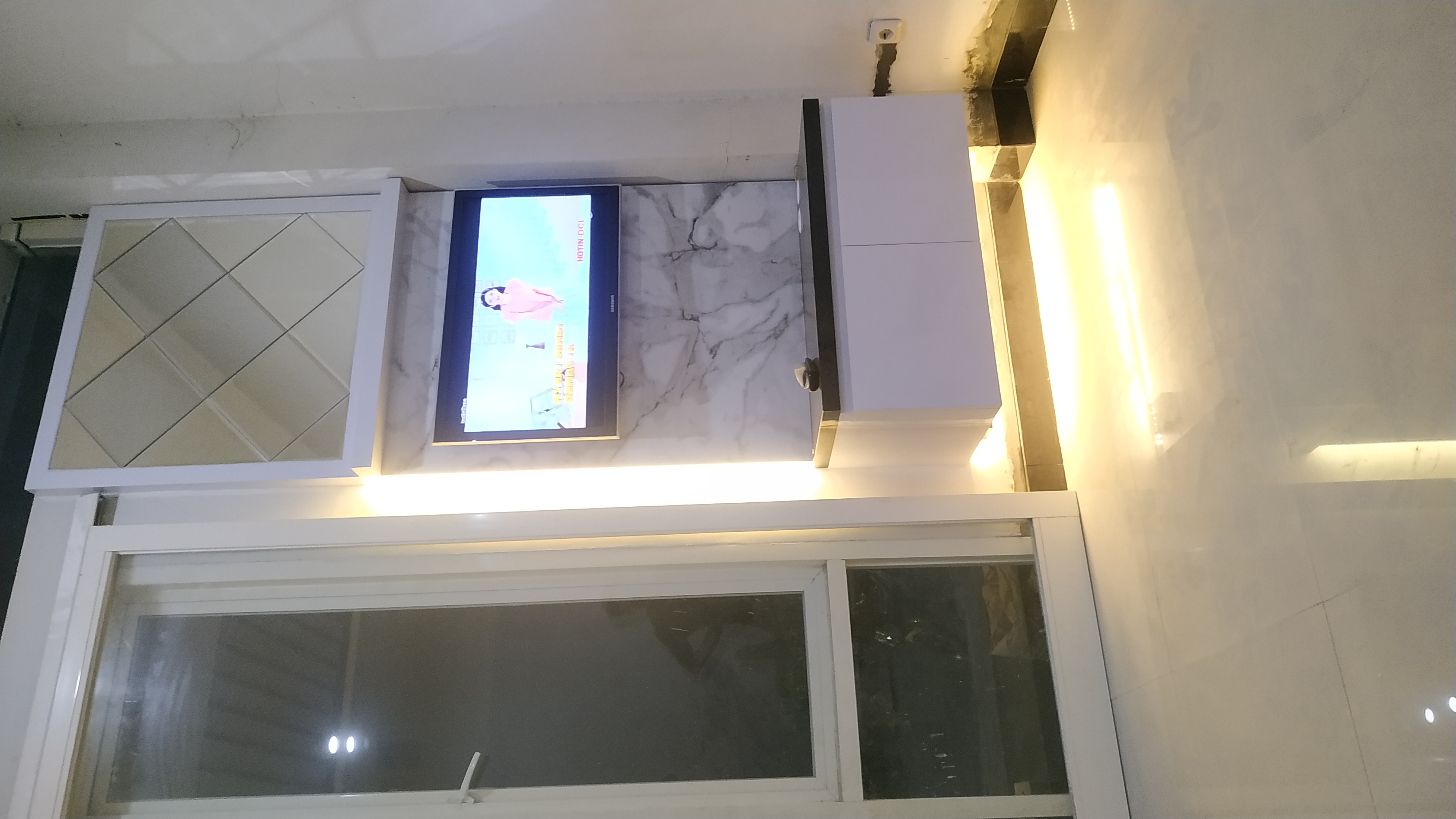 Backdrop tv minimalis