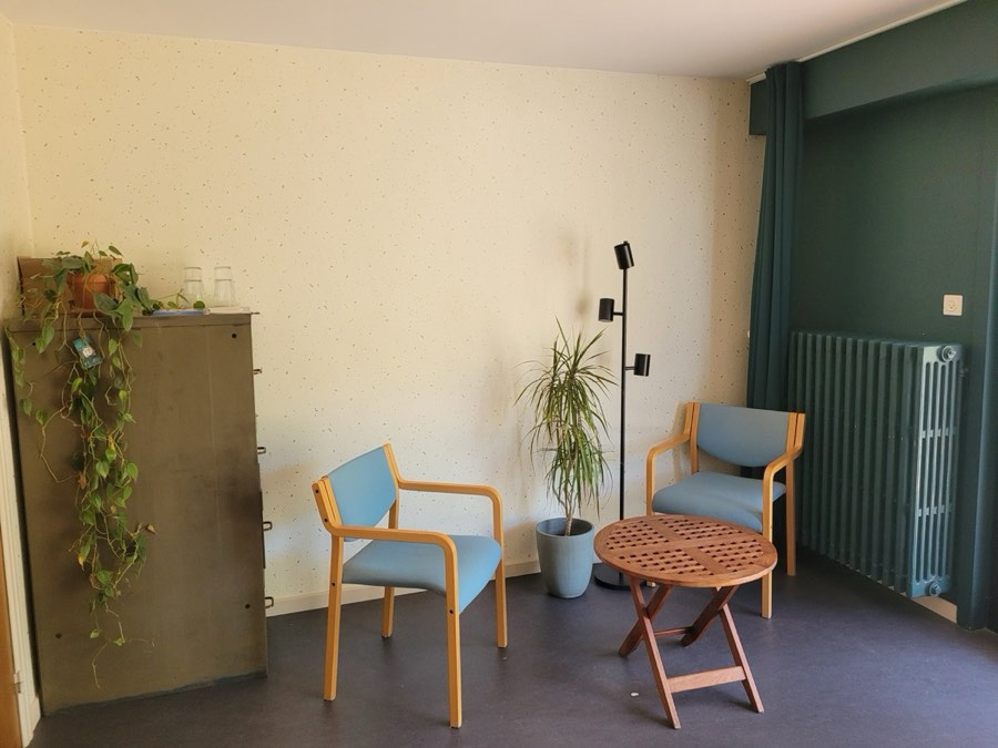 Wachtkamer met stoelen en planten