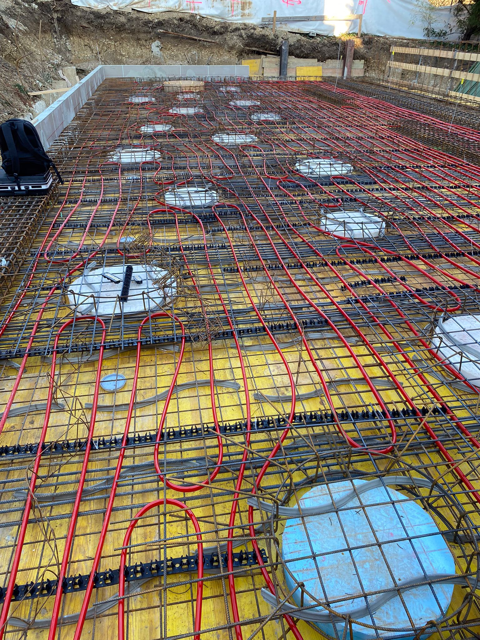 Stropné chladenie a svetlá v strope