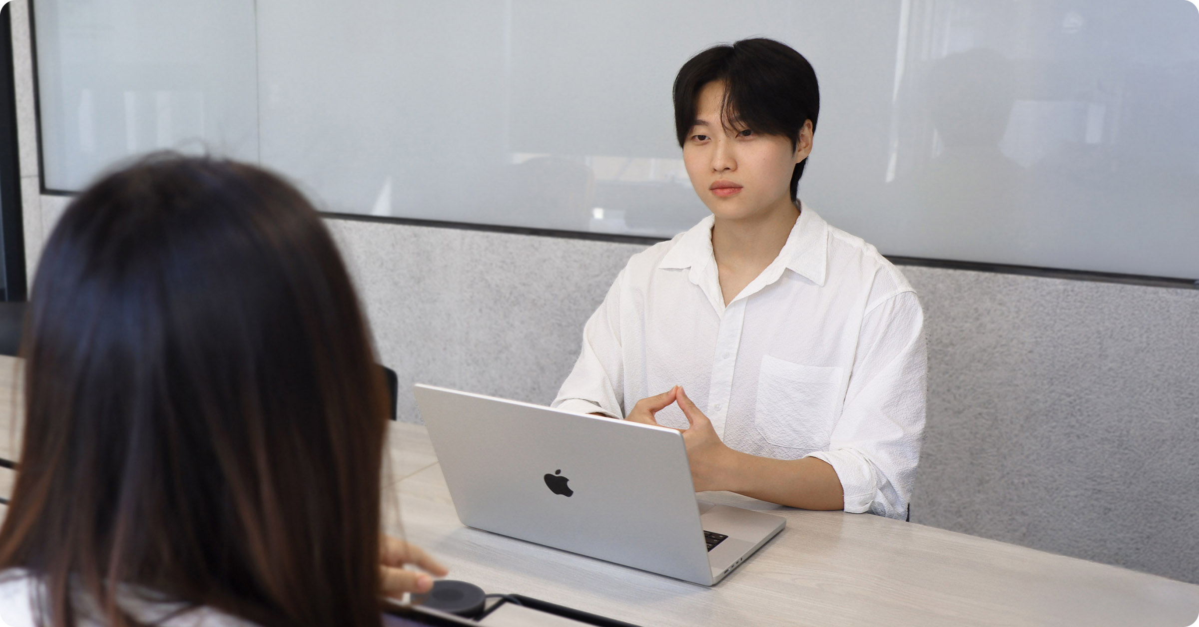 인터뷰 중인 포트원 세금계산서 피처 오너 임지규 개발자