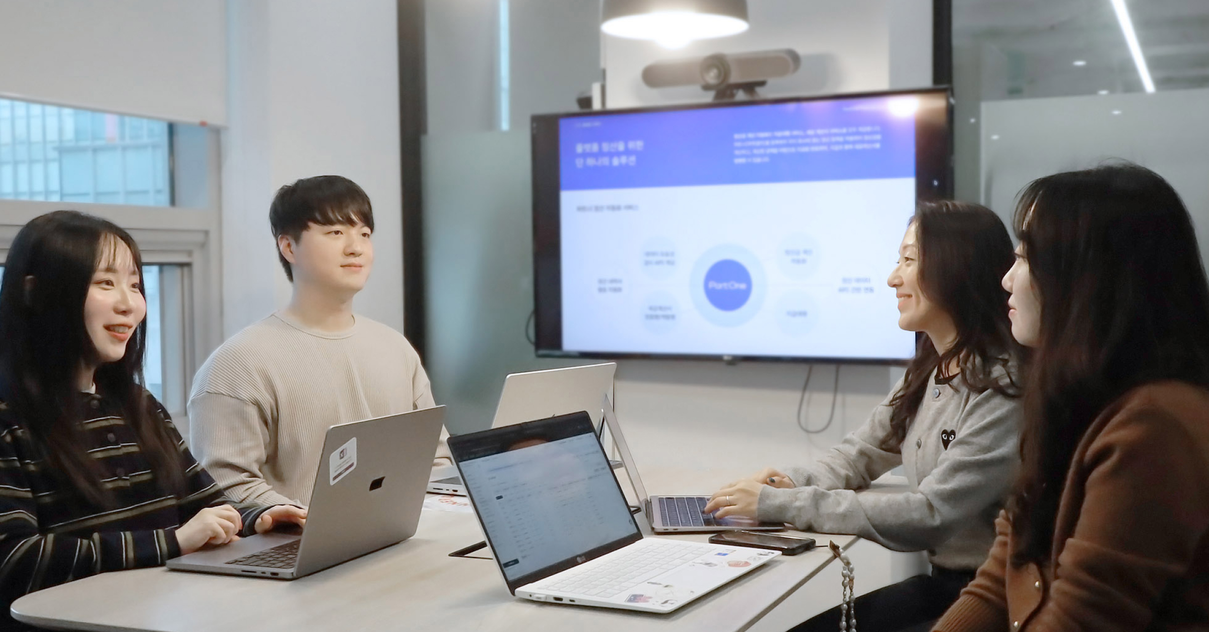 (왼쪽부터) 젠, 에릭, 아이린, 밀리