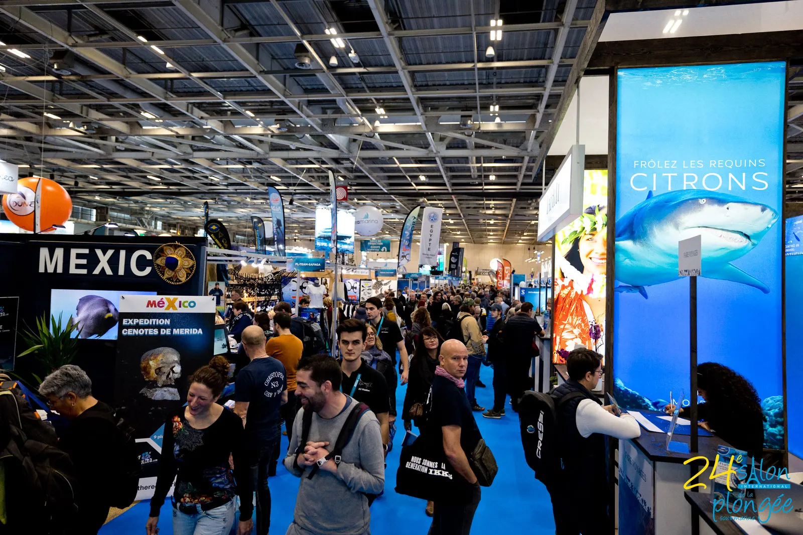 Les allées d'un grand salon de la plongée à Paris, avec le stand du Mexique