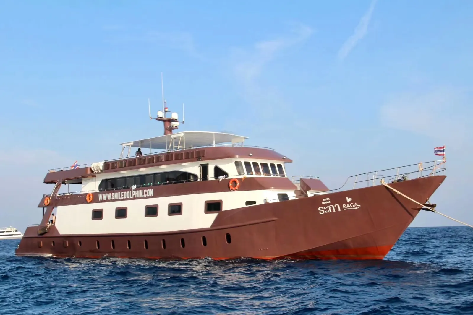 Le bateau Raga, coque rouge et blanche, Thaïlande