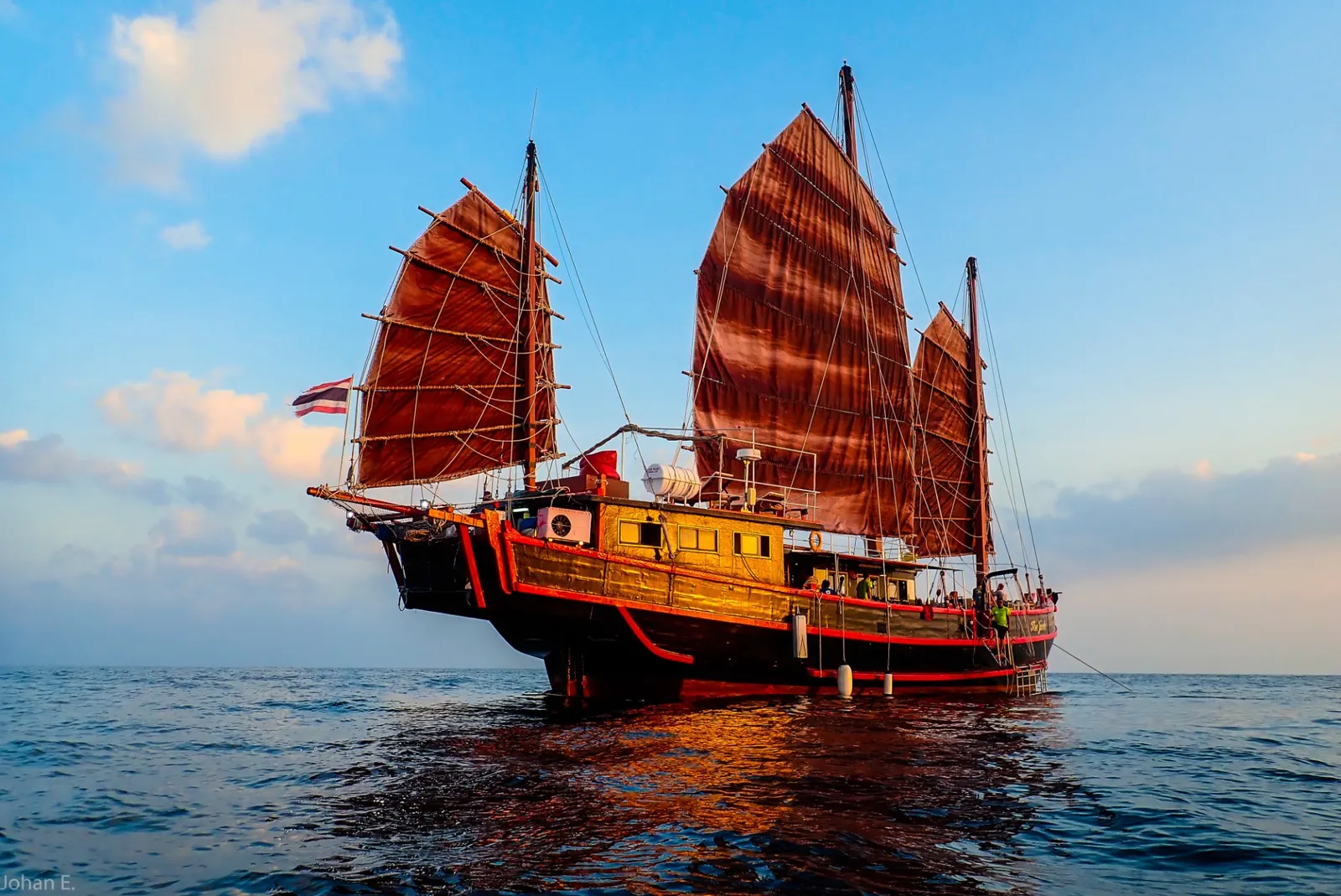 Le bateau The Junk, jonque à voiles rouges, Thaïlande