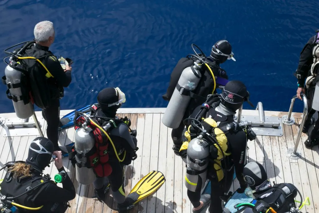 Plongeurs équipés sur le pont d'un bateau