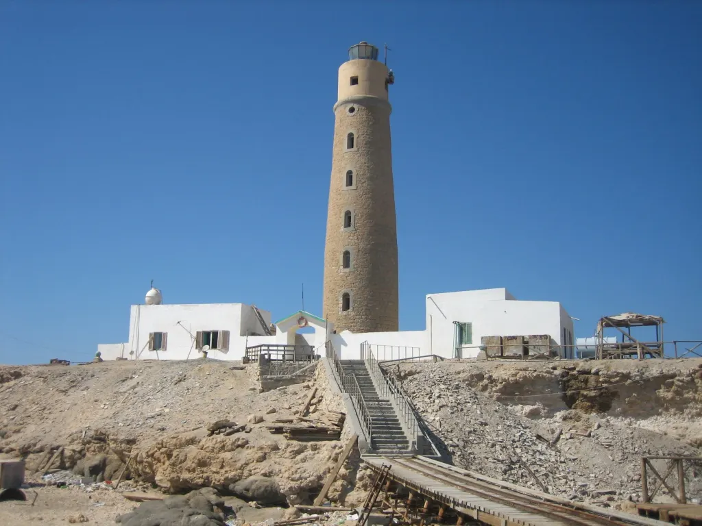 Le phare de Big Brother au-dessus de la mer Rouge