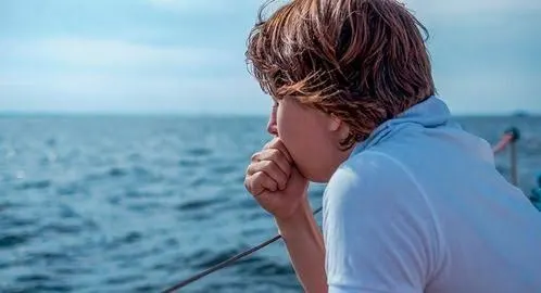 Passager nauséeux qui regarde la mer depuis le pont