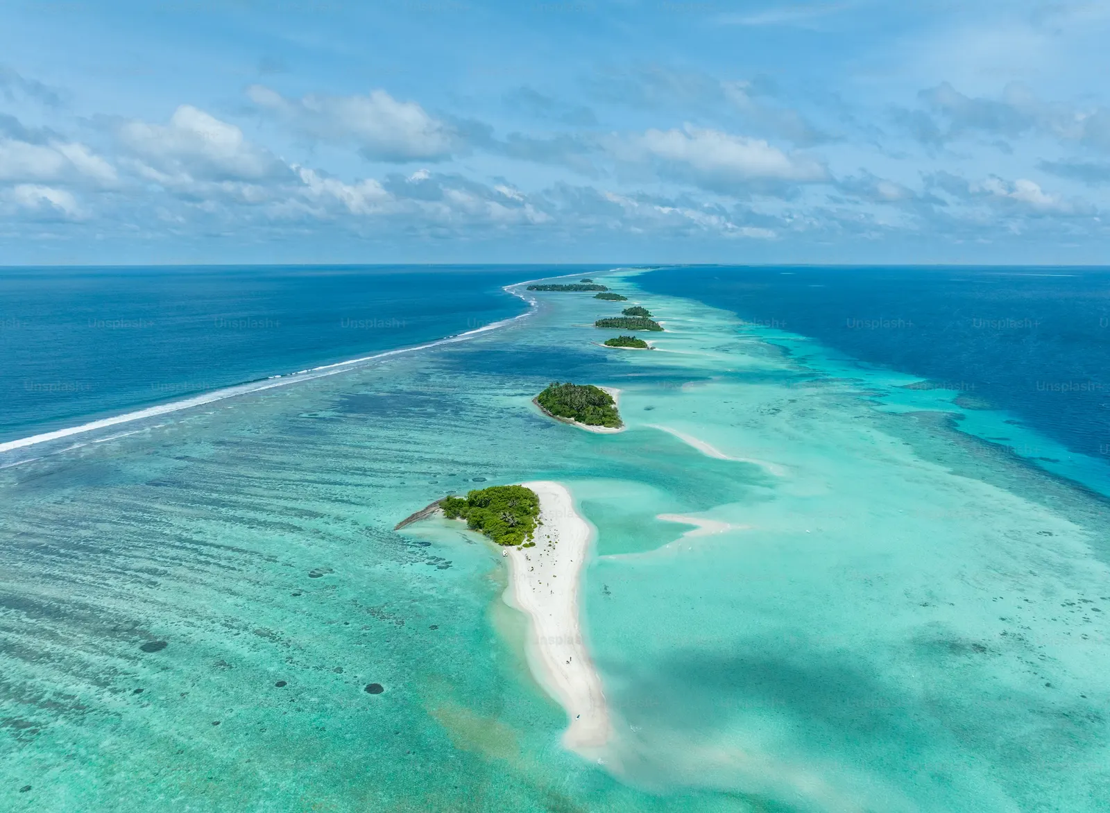 Bancs de sable et îlots dans un lagon des Maldives, vus du ciel