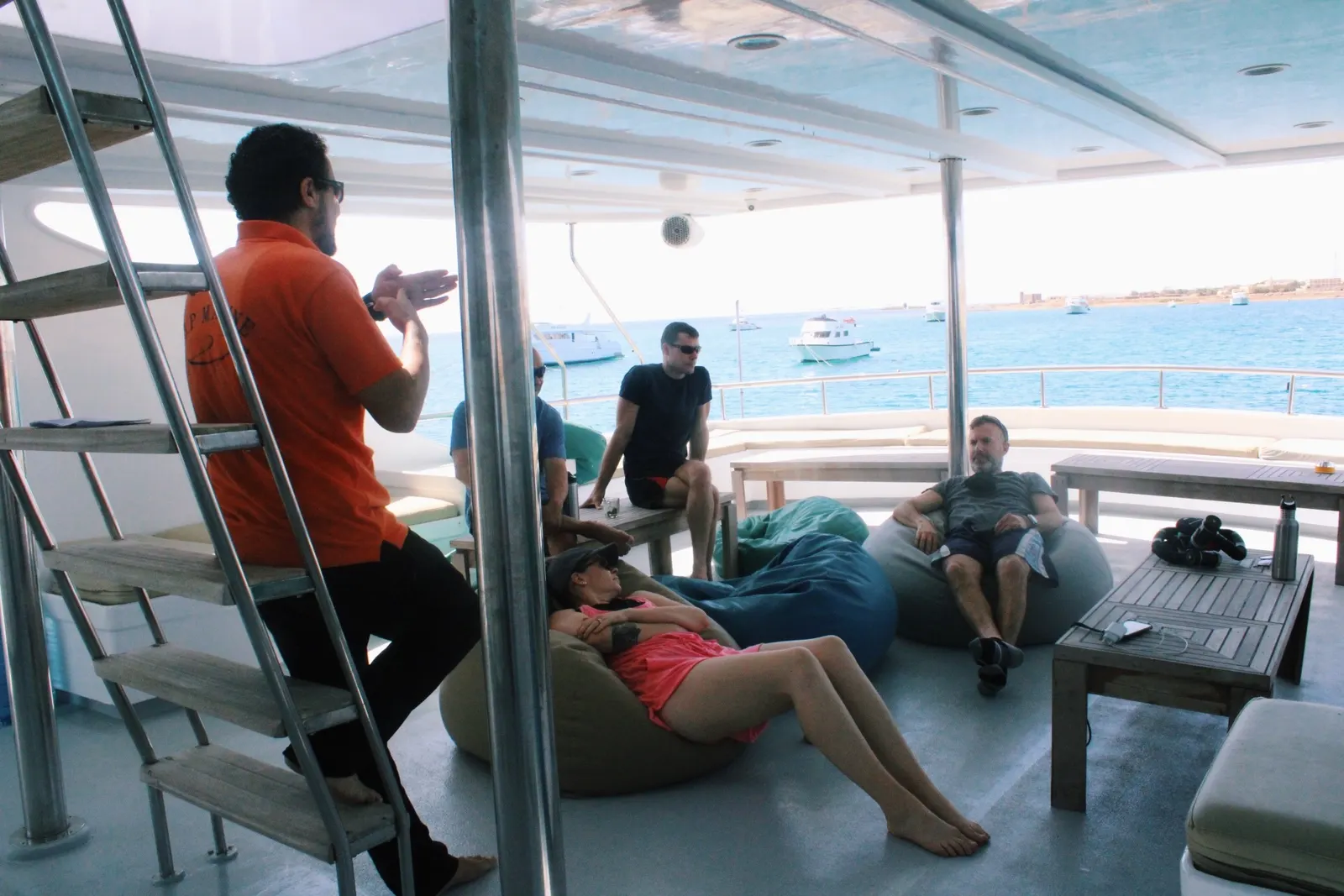 Passagers au repos sur le pont ombragé d'un bateau de croisière plongée