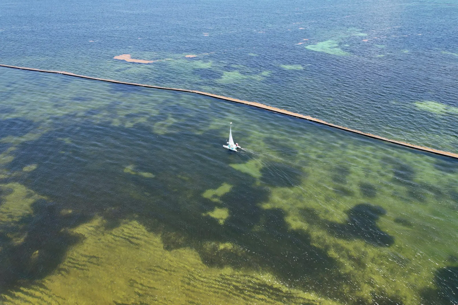 Bateau entre deux récifs, vu du ciel
