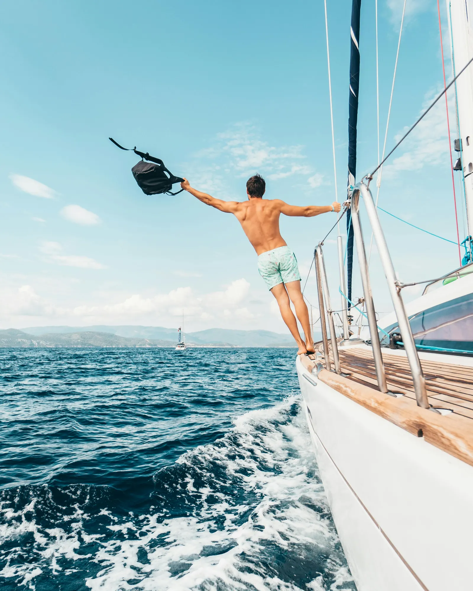 Passager à la proue d'un bateau privatisé en mer