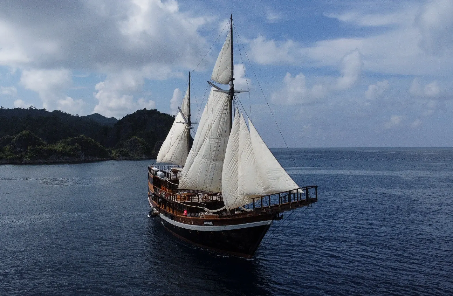 Phinisi, voilier traditionnel indonésien, sur une mer calme