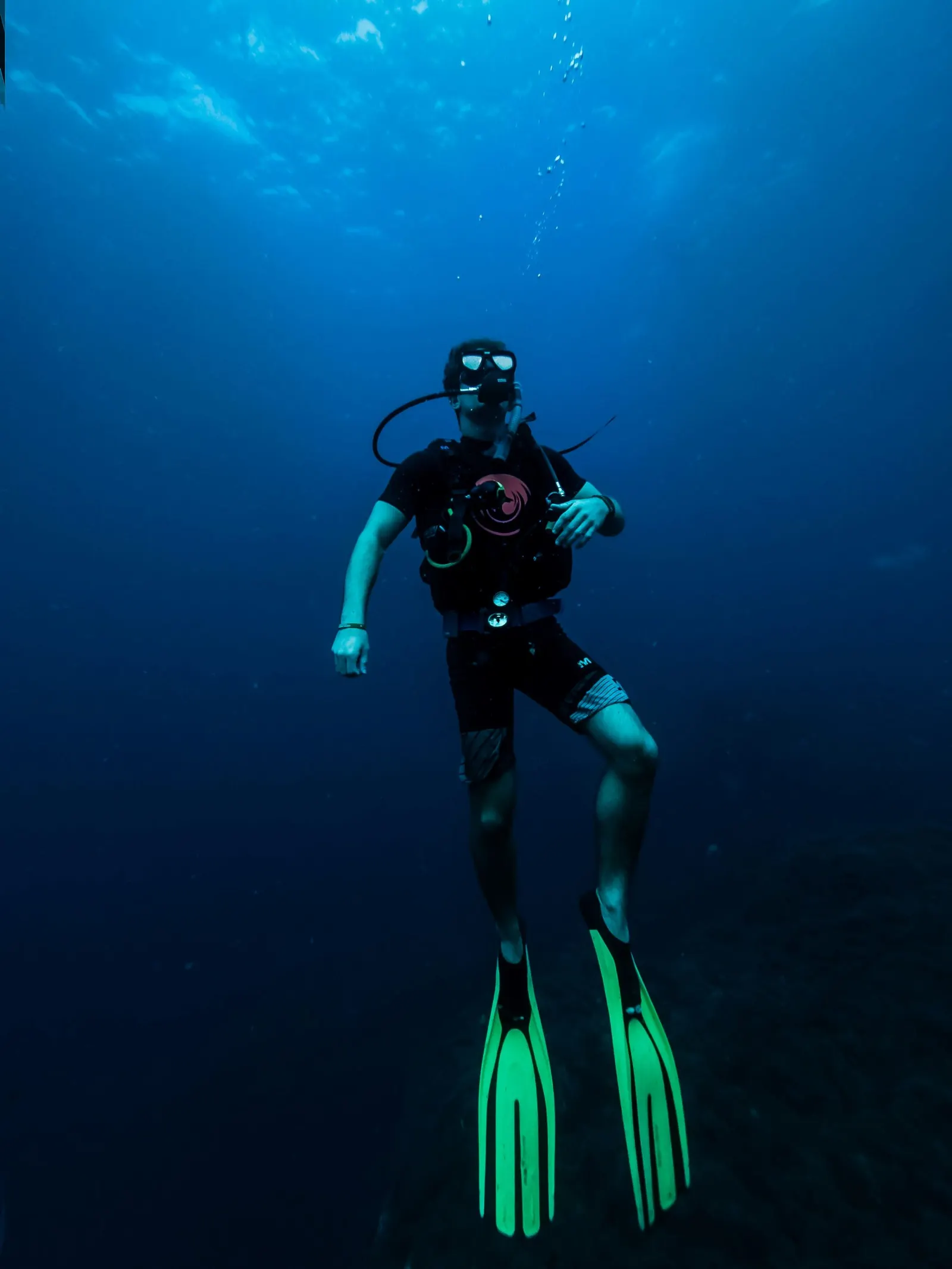 Plongeur dans le bleu, en pleine eau