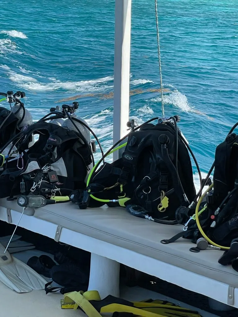 Gilets et bouteilles prêts sur le pont d'un bateau