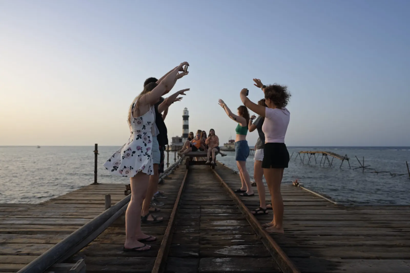 Plongeurs sur le ponton de Daedalus au coucher du soleil