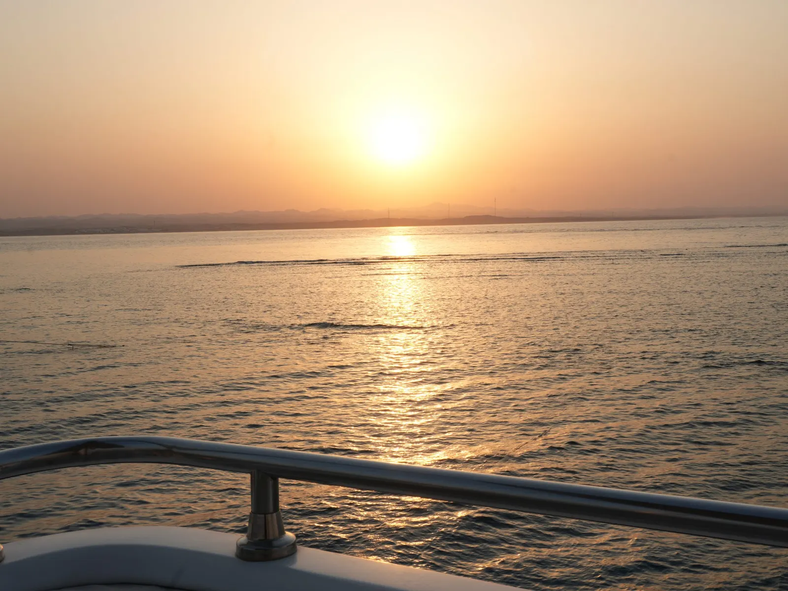 Coucher de soleil sur la mer Rouge, vu de la rambarde du bateau
