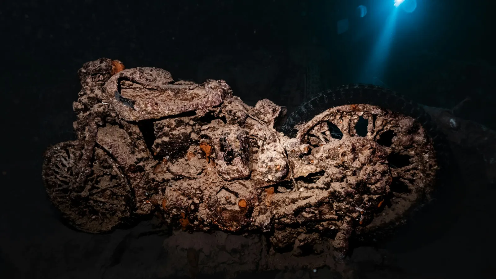 Moto dans l'épave du Thistlegorm, mer Rouge, Égypte