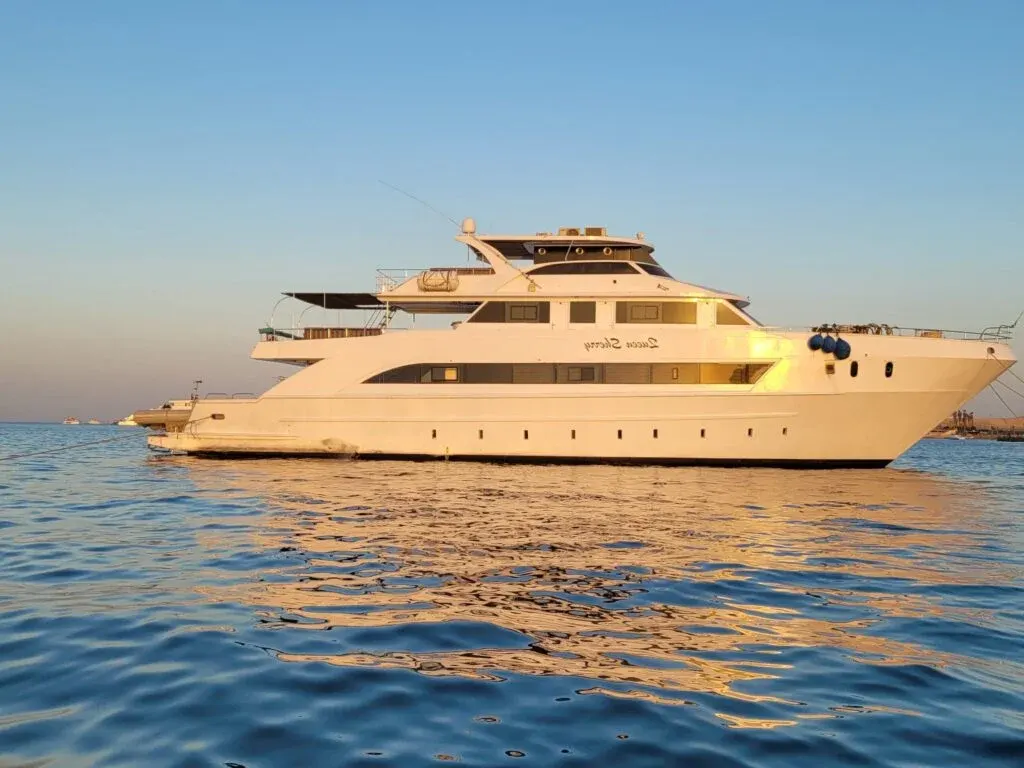 Bateau de croisière plongée au mouillage dans le sud de la mer Rouge