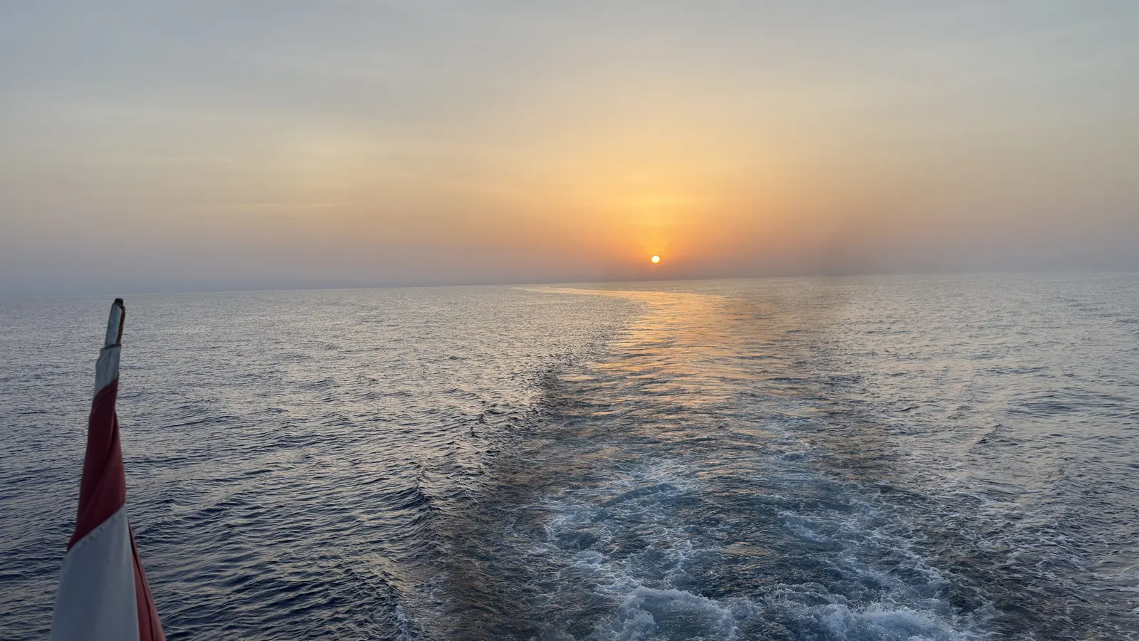Coucher de soleil sur la mer Rouge depuis le pont, Égypte
