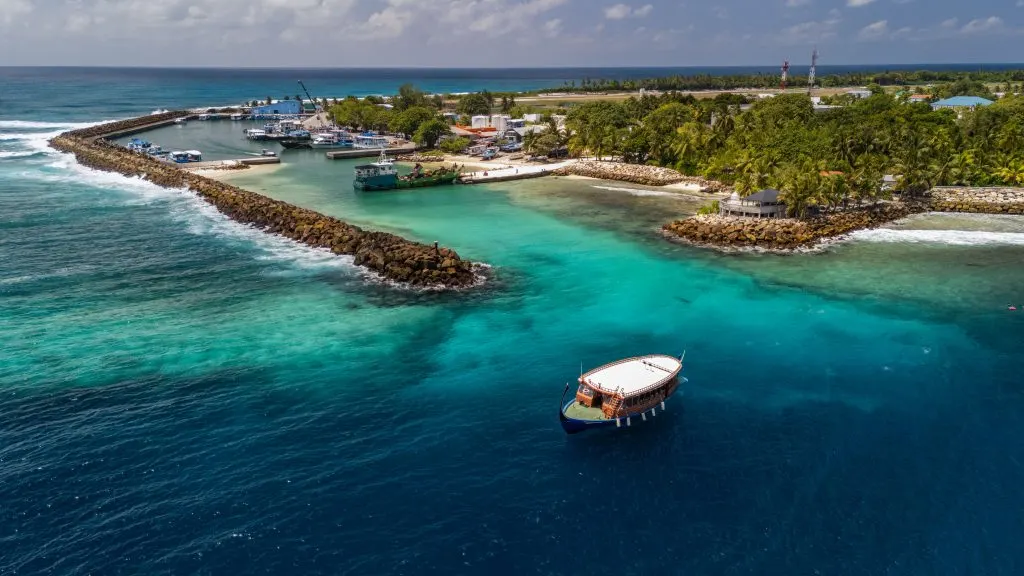 Port et récif de Fuvahmulah vus du ciel