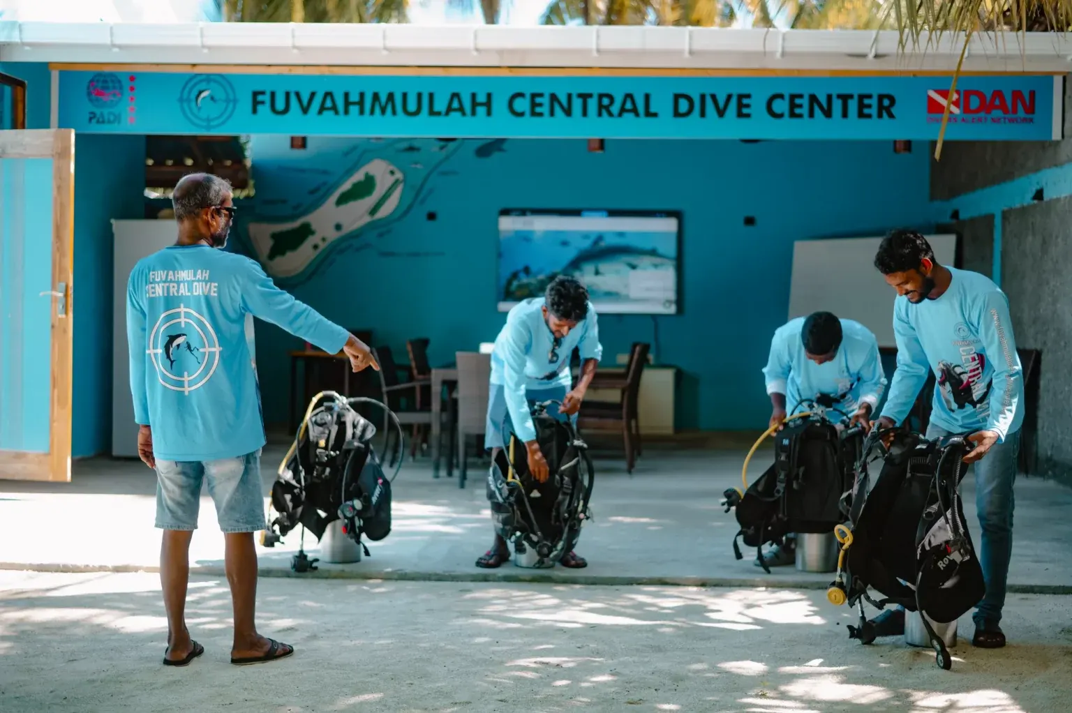 Plongeurs devant le centre de plongée Fuvahmulah Central
