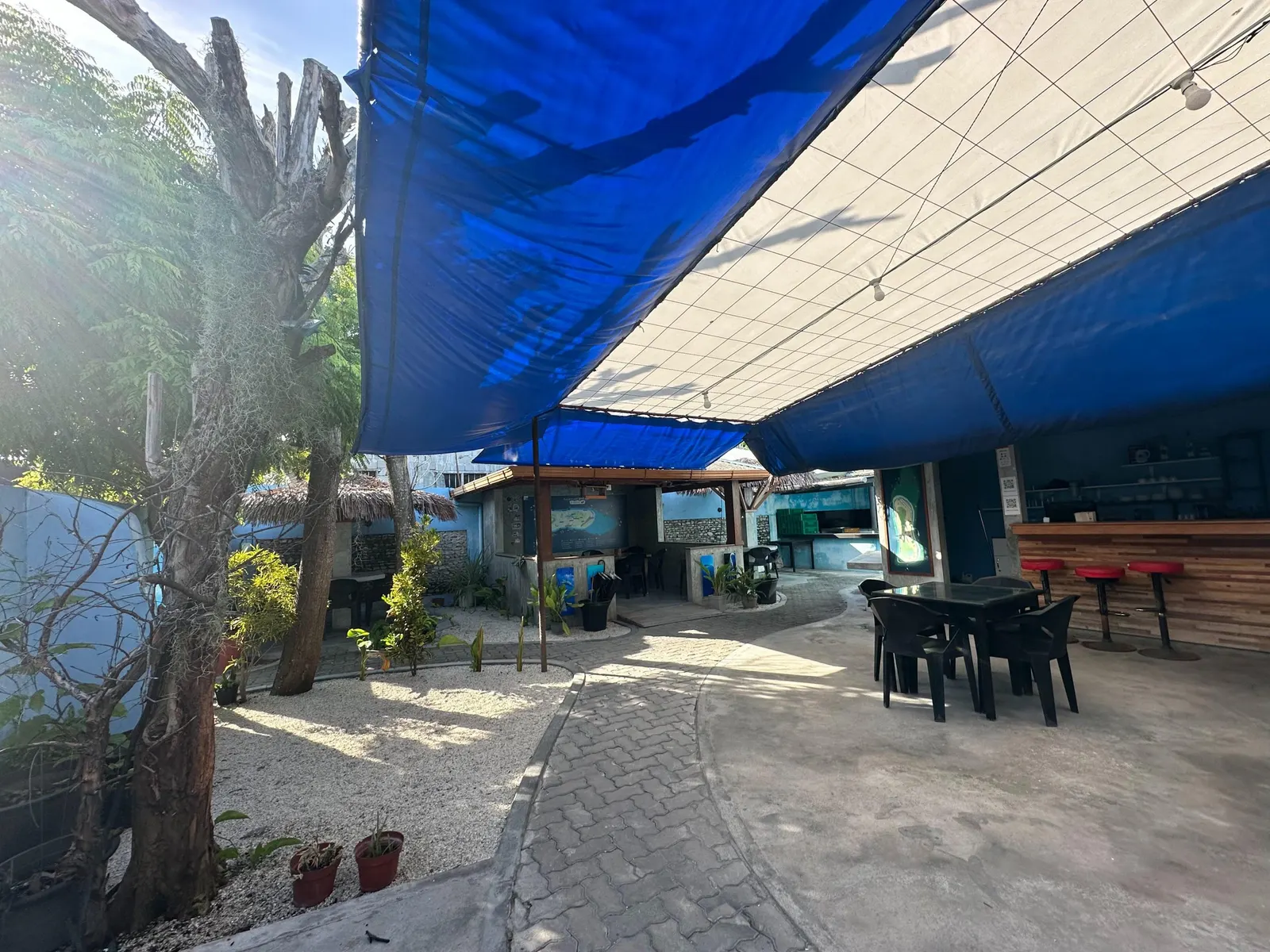 Cour ombragée du centre de plongée Fuvahmulah Sharks Island
