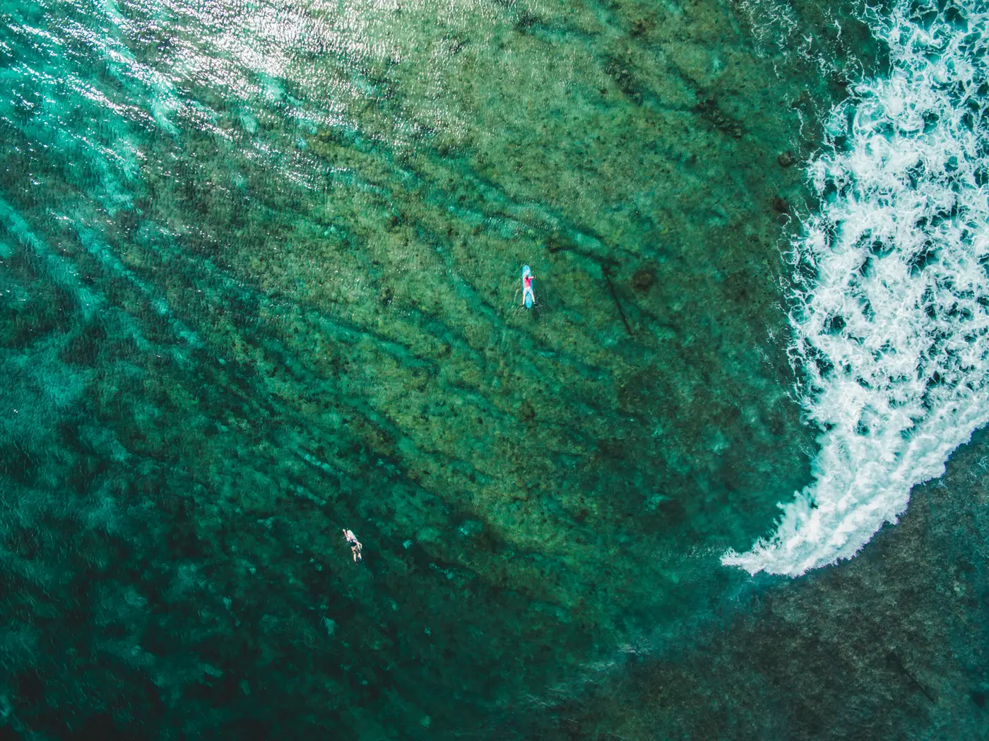 Vagues sur le bord du récif, vu du ciel, Maldives