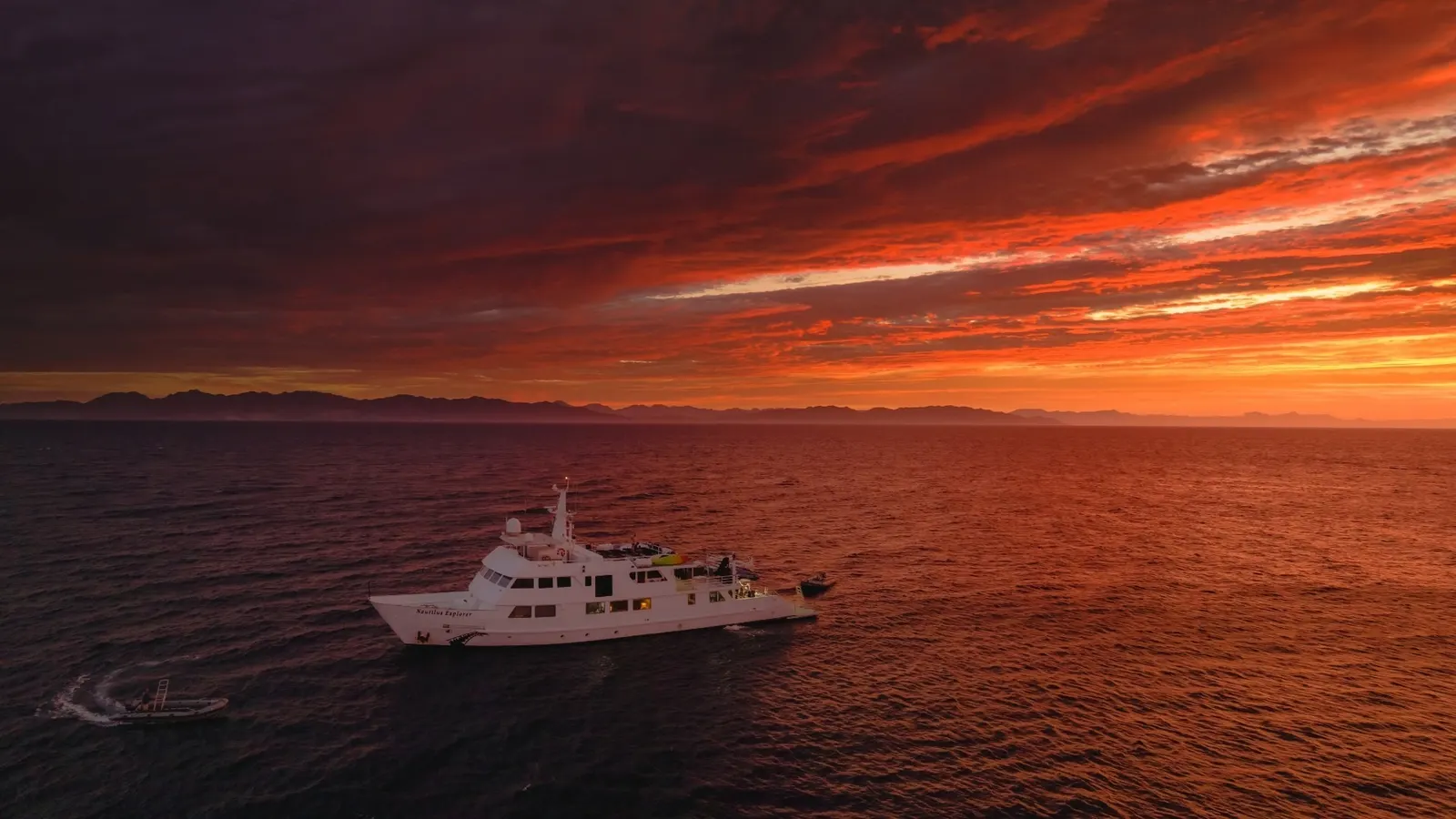 Bateau au coucher du soleil en plein Pacifique