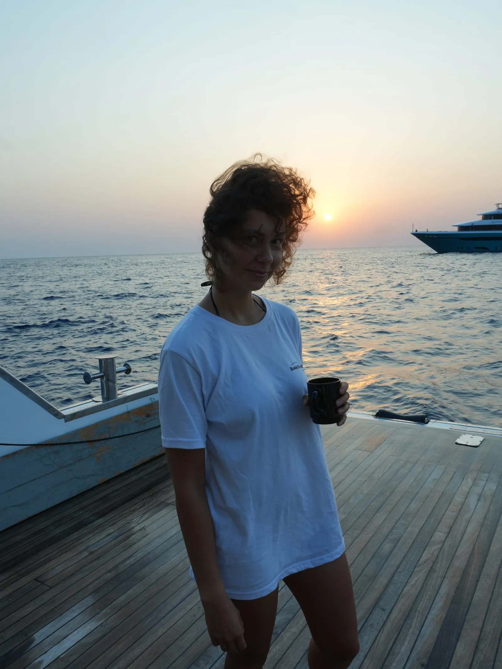Passagère avec une tasse sur le pont au coucher du soleil, mer Rouge