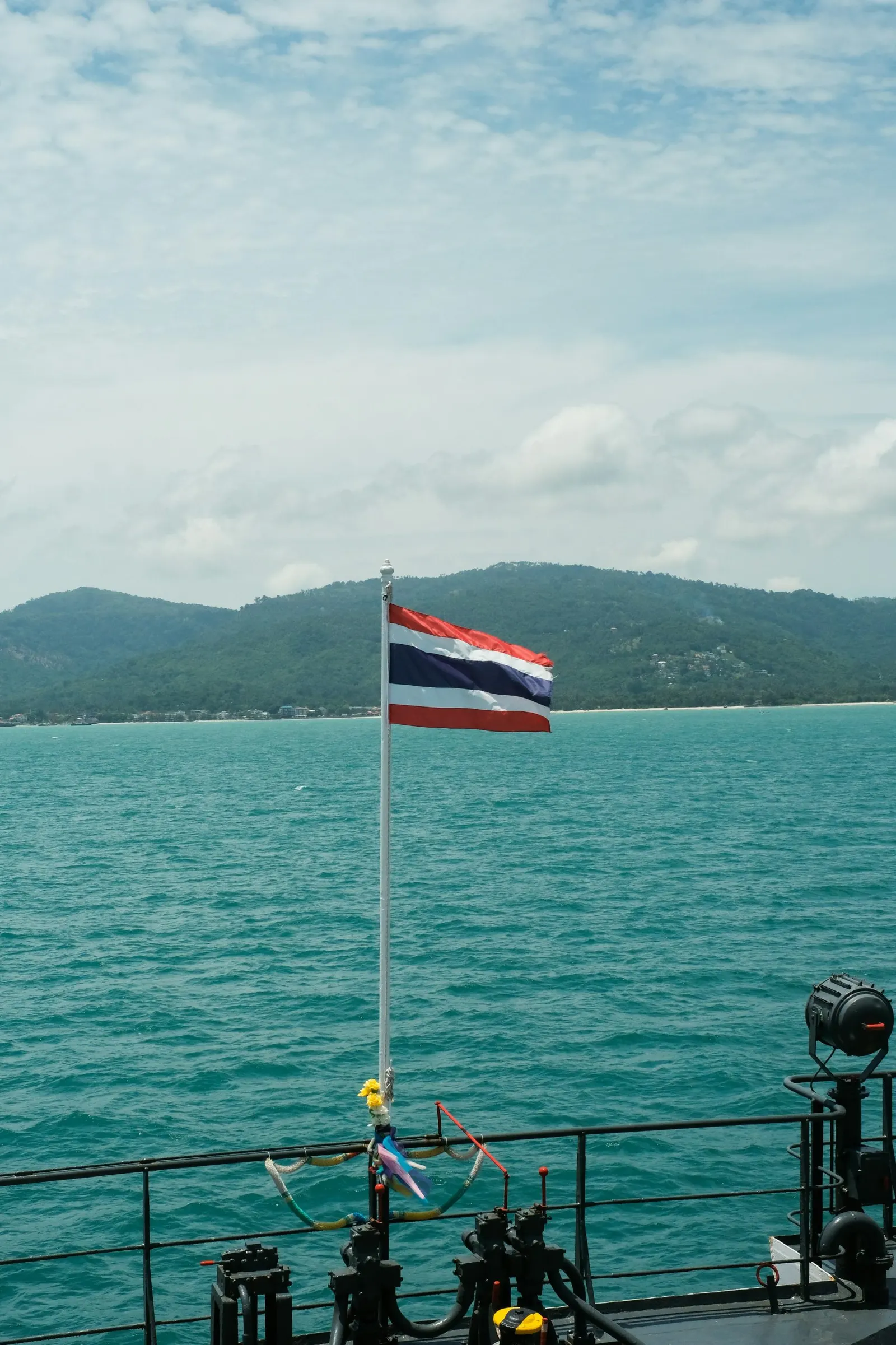 Drapeau thaïlandais sur un bateau de croisière, mer d’Andaman