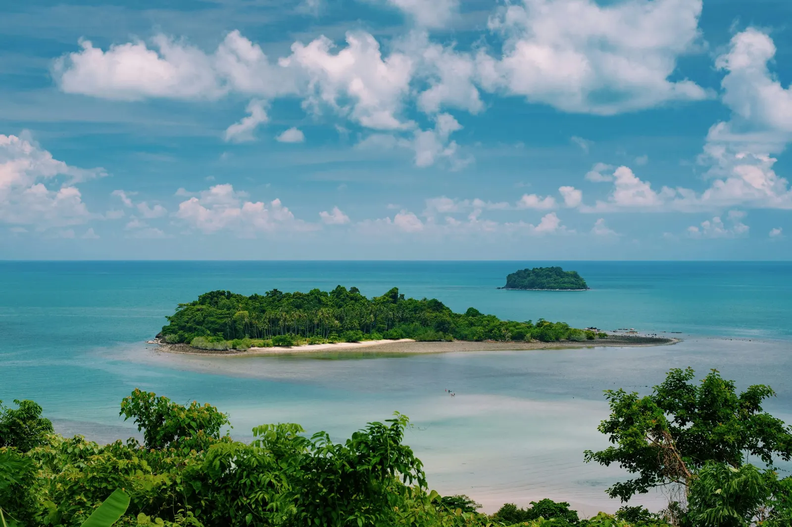 Petite île boisée et lagon turquoise vus du ciel, Koh Tachai