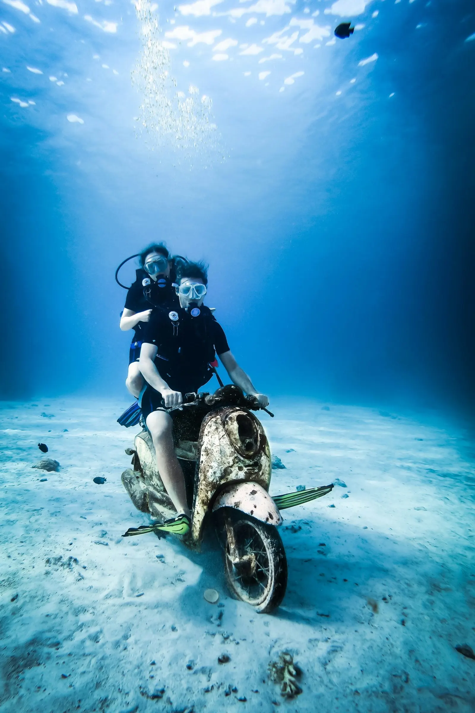 Deux plongeurs posant sur une moto immergée, Thaïlande