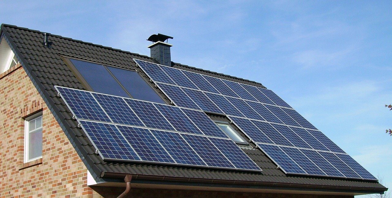 Dak met zonnepanelen