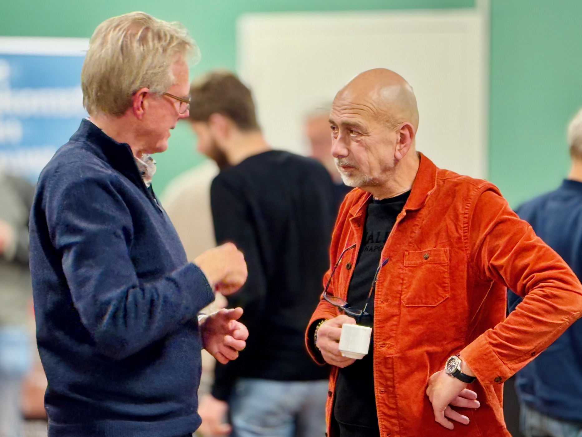 Een gesprek tijdens een van de drukbezochte bijeenkomsten