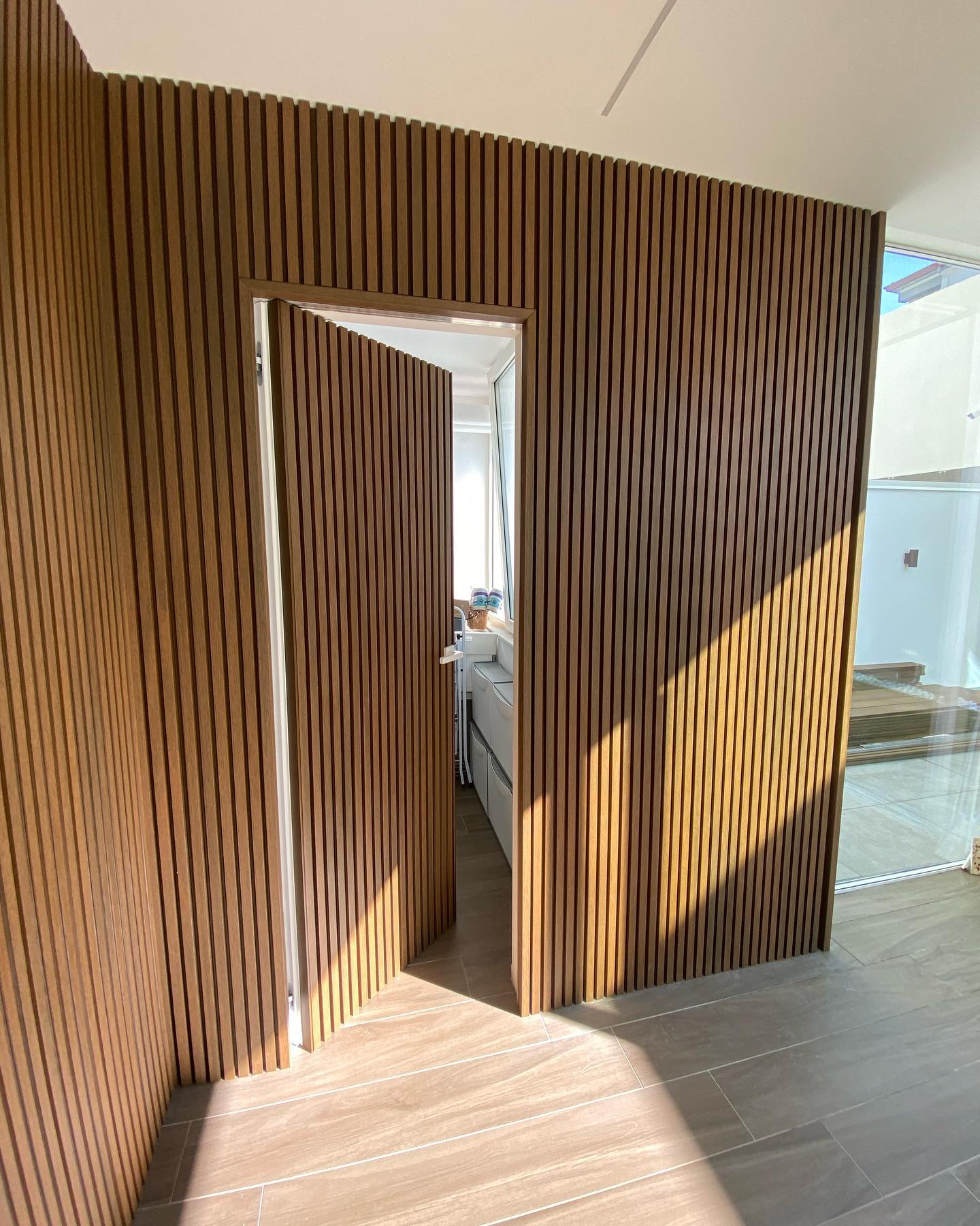 Boiserie Moderna con Porta a Scomparsa - Lusciano - immagine 4