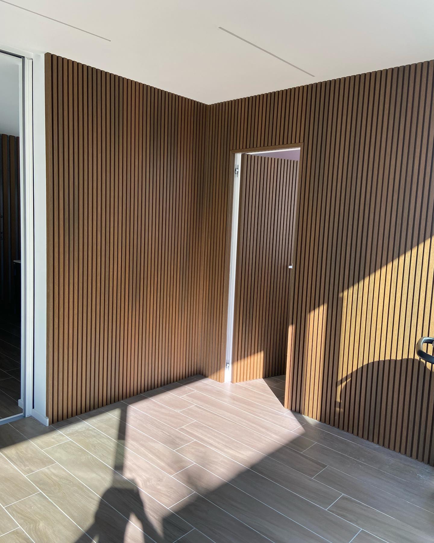 Boiserie Moderna con Porta a Scomparsa - Lusciano - immagine 8