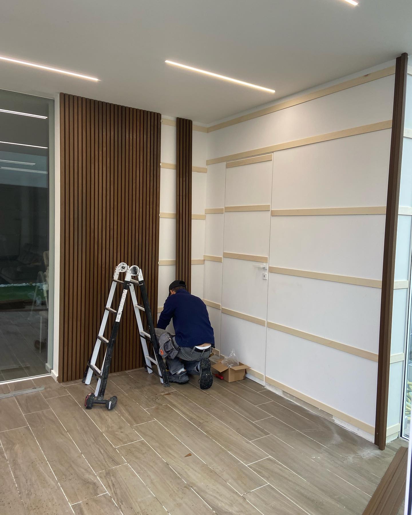 Boiserie Moderna con Porta a Scomparsa - Lusciano - immagine 9