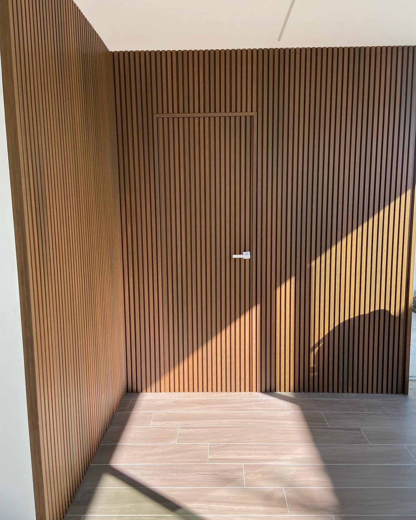 Boiserie Moderna con Porta a Scomparsa - Lusciano - immagine 7