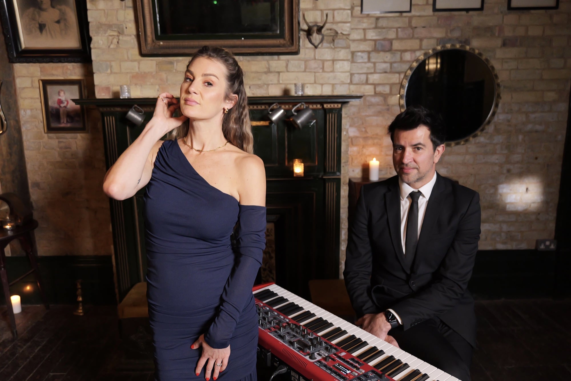 Jazz duo perform sultry covers