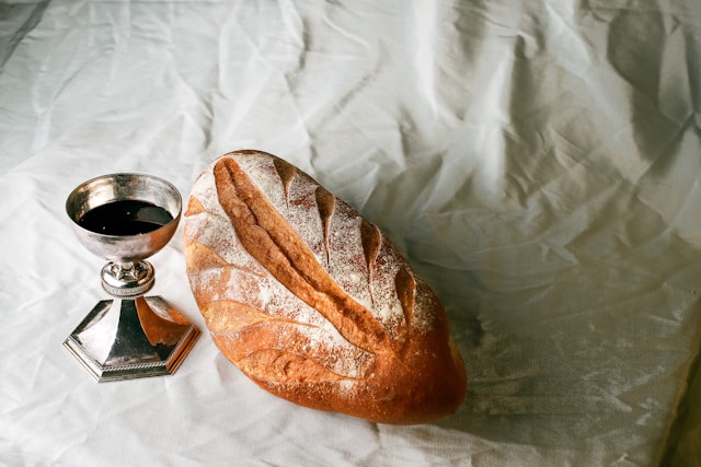 Bread and chalice for communion